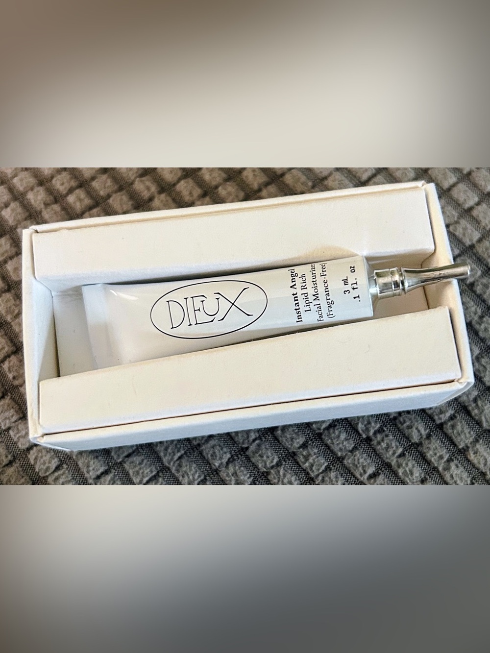 Dileux Instant Lip & Facial Moisturizer - White Tube 3ml, sample size